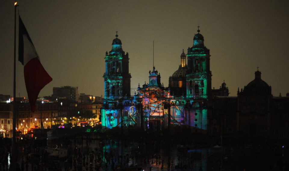memoria-luminosa-convierte-el-zocalo-en-un-viaje-audiovisual-por-la-historia-de-mexico-tenochtitlan