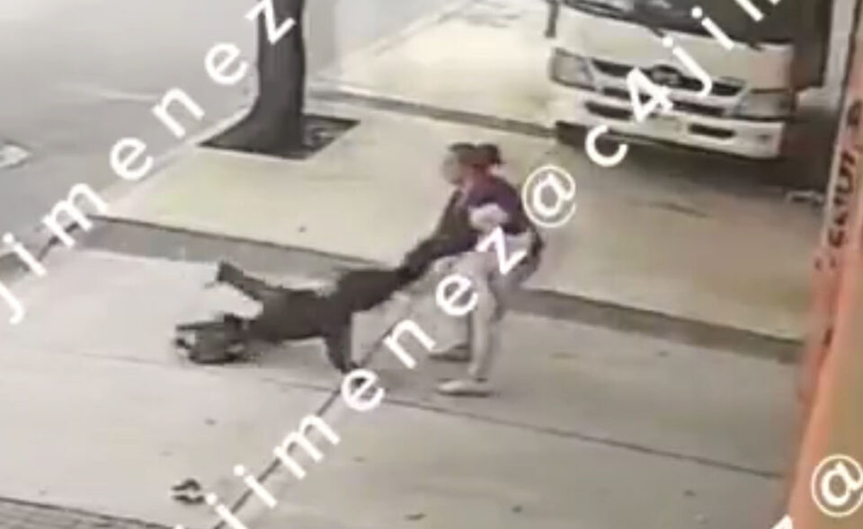 Mujer golpea brutalmente a su hija en la GAM por llegar tarde a clase