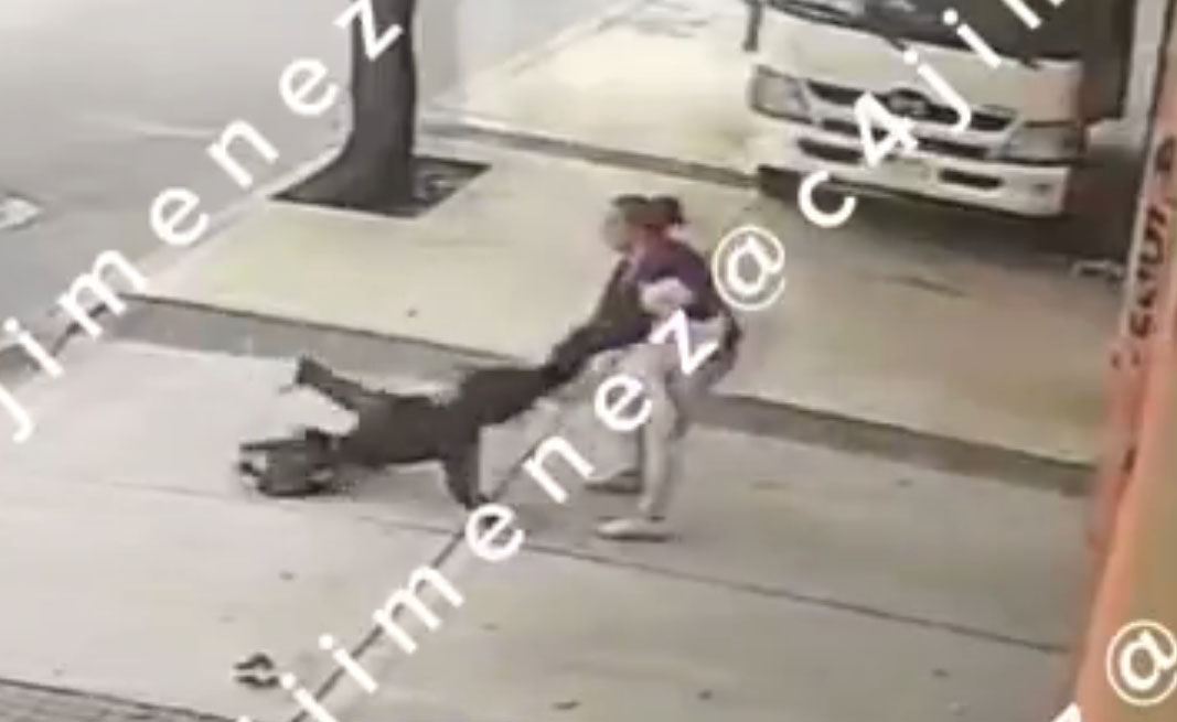 Mujer golpea brutalmente a su hija en la GAM por llegar tarde a clase