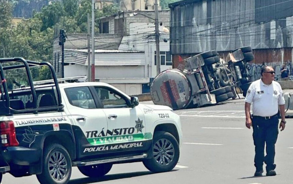 Vuelca pipa con combustible en la México–Pachuca
