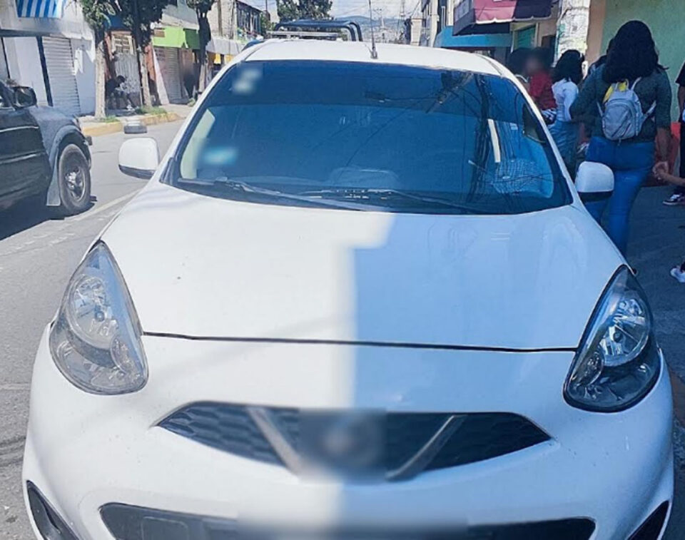 Aseguran en La Paz vehículo relacionado con robo a negocio