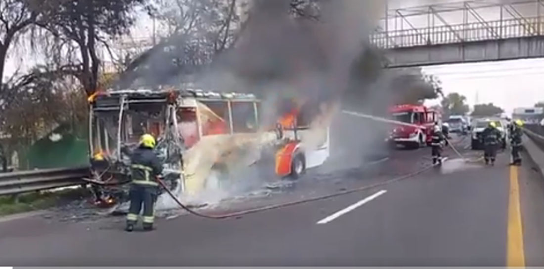 fatal-choque-en-la-mexicoqueretaro-motociclista-muere-y-autobus-se-incendia