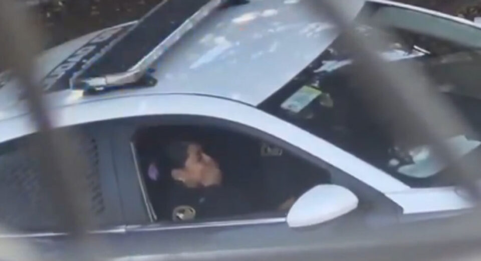 Investigan a policías de la CDMX por presuntos actos sexuales en una patrulla