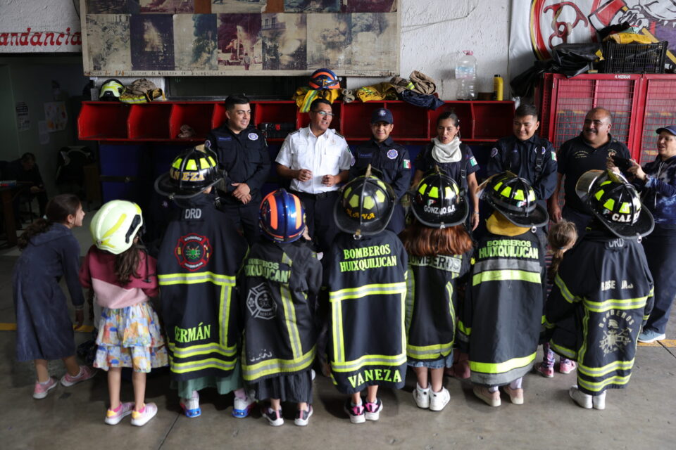 Niñas y niños se convierten en “bomberitos” por un día en Huixquilucan
