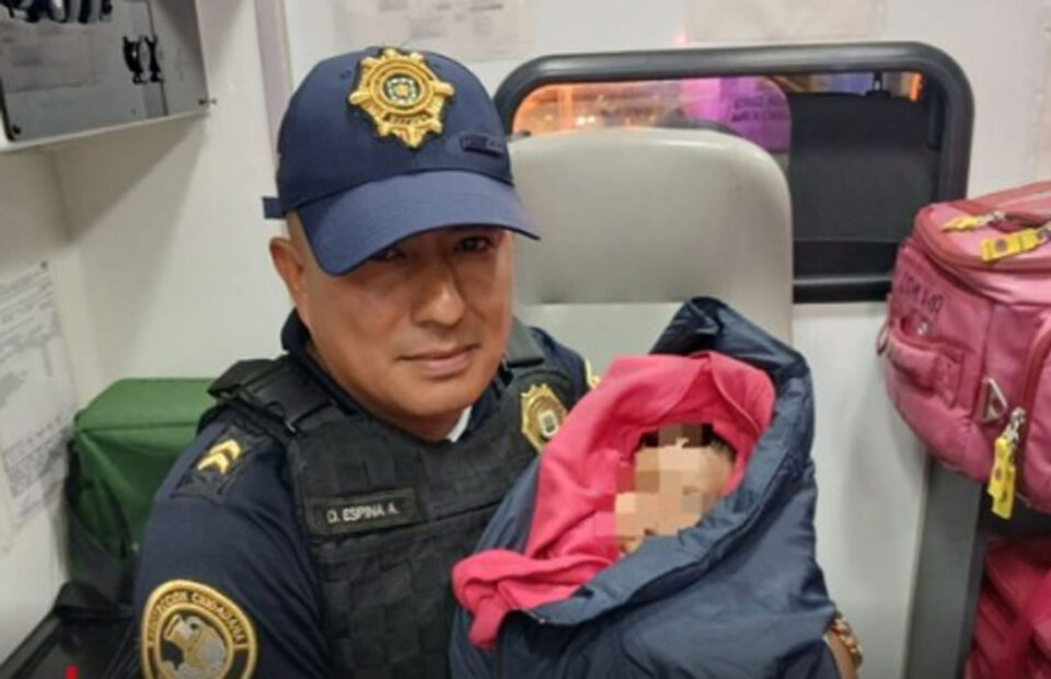 Policías rescatan a bebé abandonado en banqueta de Tacubaya, CDMX