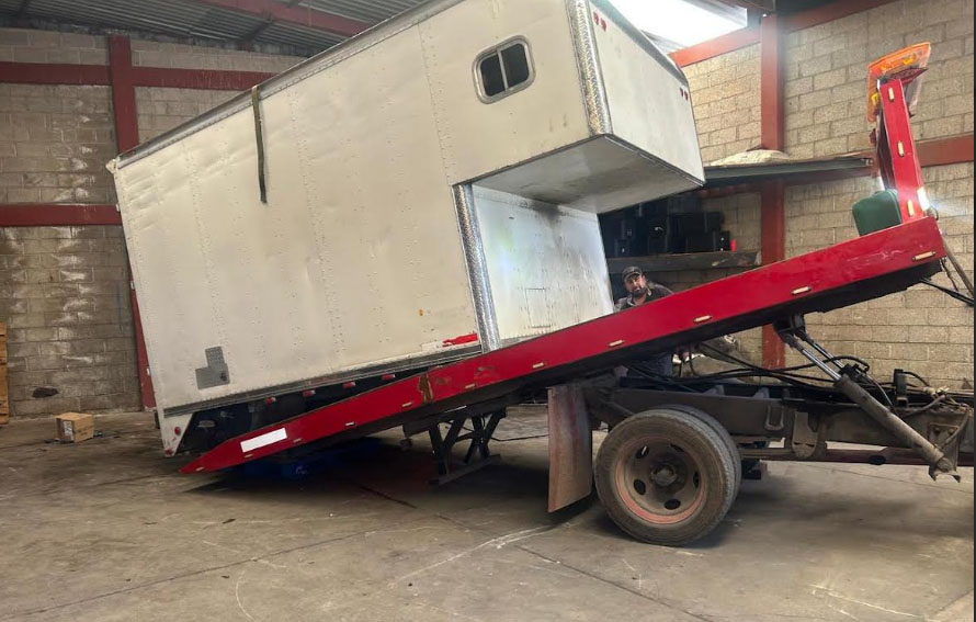 Recuperan vehículo y mercancía robada en Tecámac