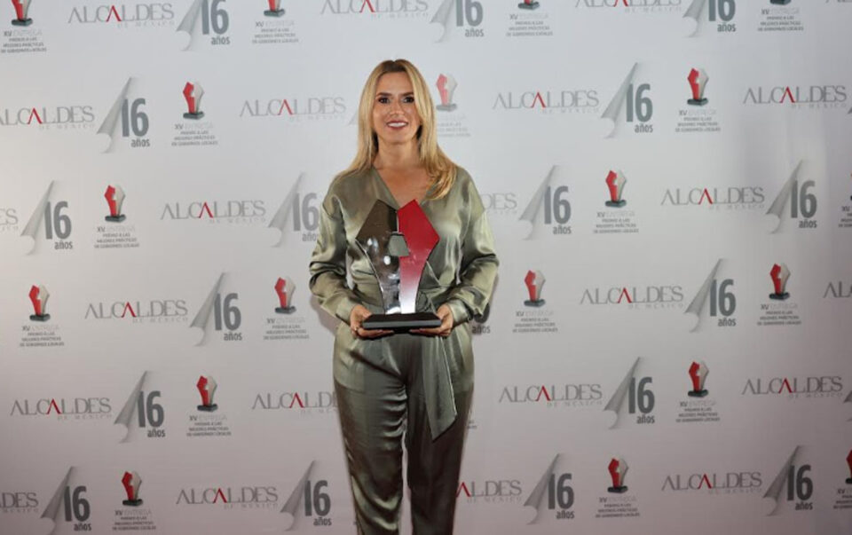 Romina Contreras recibe el premio Alcaldes por inaugurar el Centro de Justicia Cívica