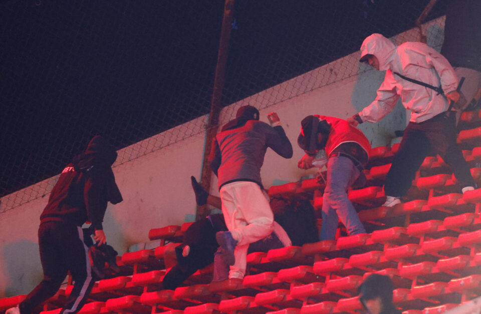 Violencia en la Copa Sudamericana: Suspenden partido entre Independiente y Universidad de Chile