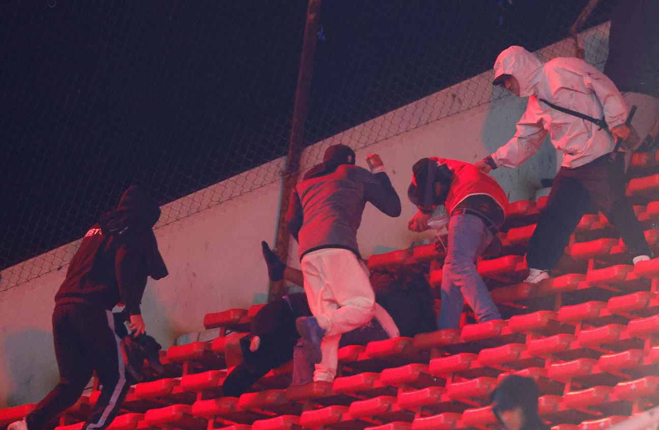Violencia en la Copa Sudamericana: Suspenden partido entre Independiente y Universidad de Chile