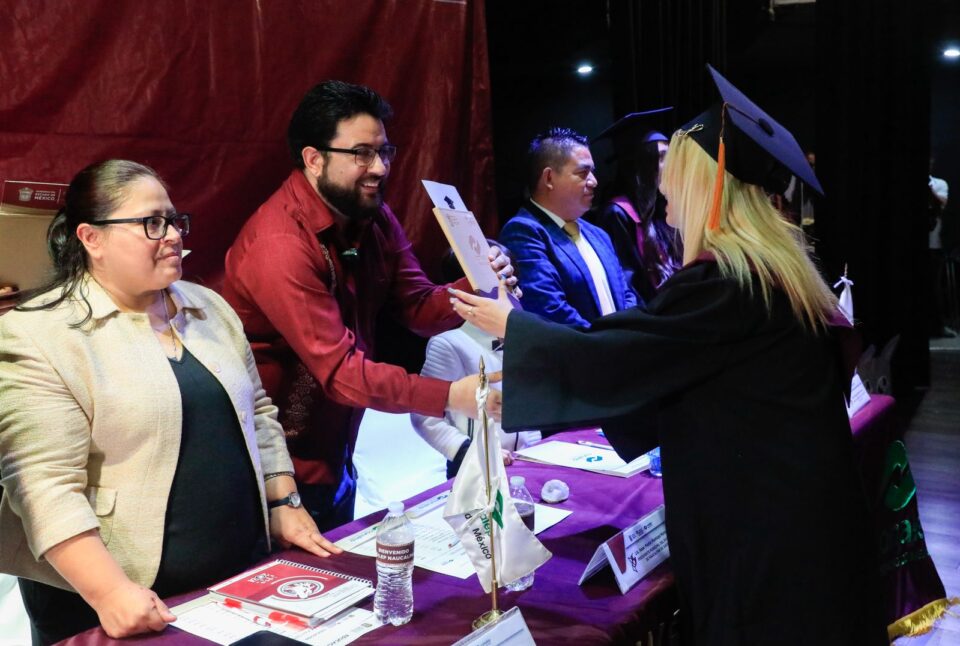 Isaac Montoya asiste a graduación de alumnos del Conalep”