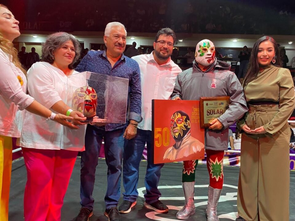 Isaac Montoya asiste a evento estelar de lucha libre con causa en la Arena Naucalpan
