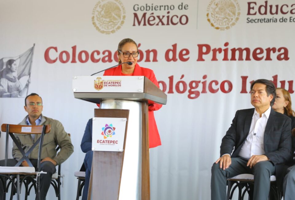Azucena Cisneros y Mario Delgado colocan primera piedra del CBTIS 295