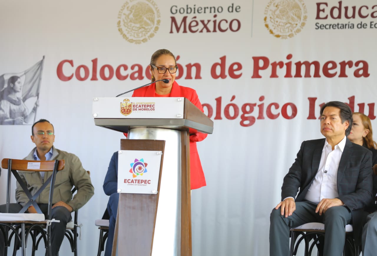 Azucena Cisneros y Mario Delgado colocan primera piedra del CBTIS 295