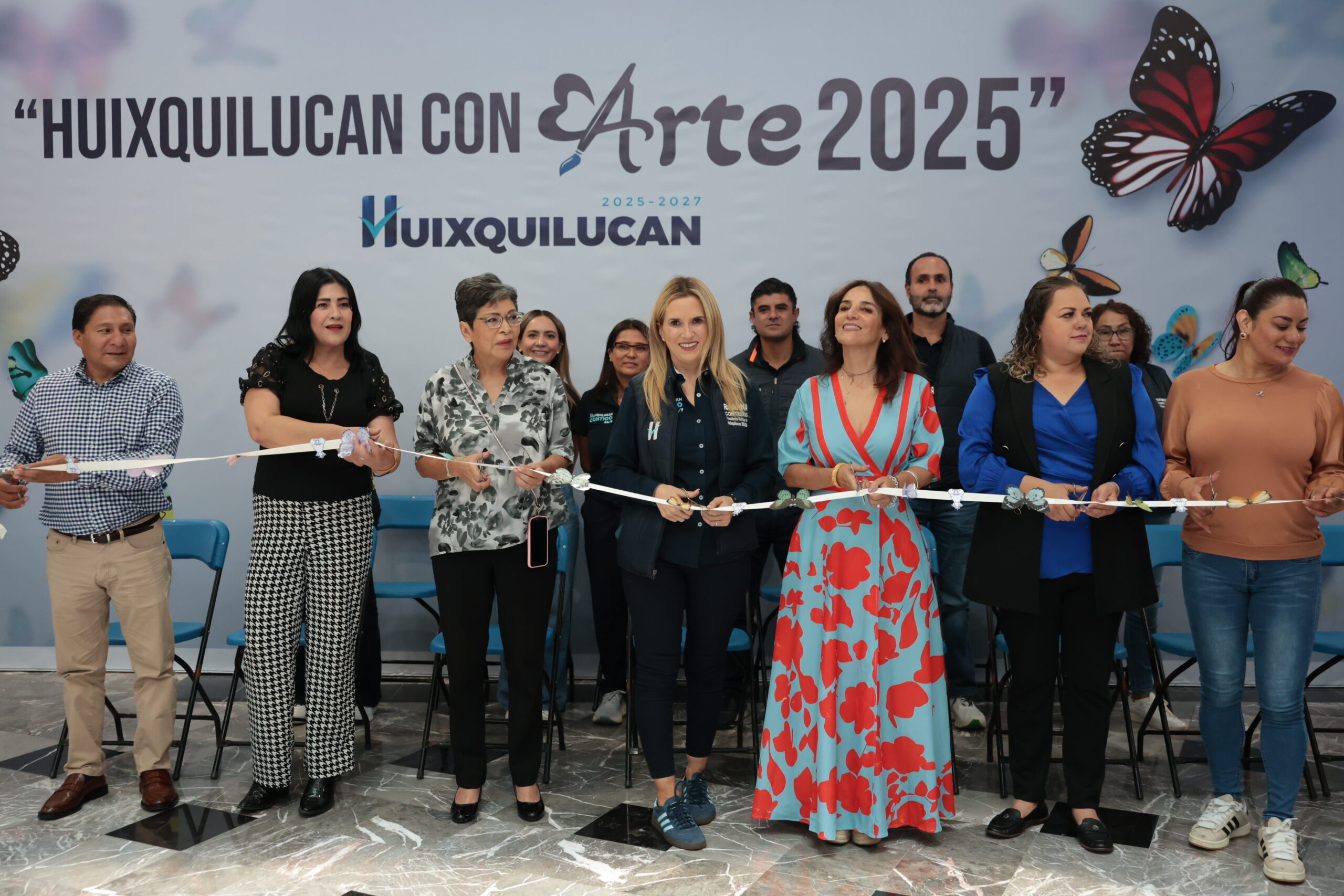 Artistas decoran mariposas gigantes en el festival “Huixquilucan con Arte 2025”