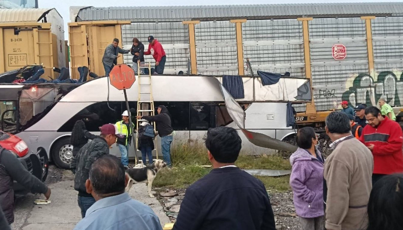 Choque entre tren y autobús en Atlacomulco deja 8 muertos y 45 heridos