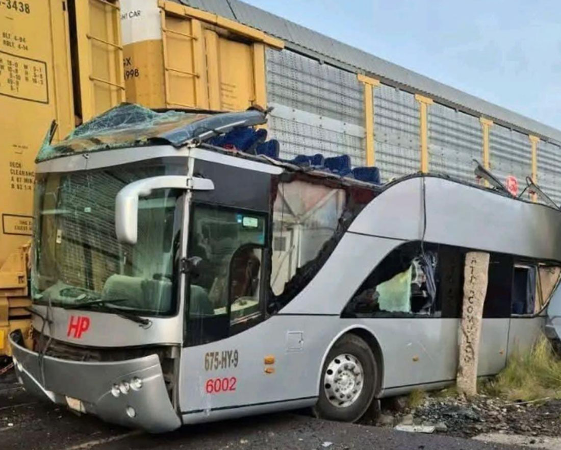 Dan alta médica a 34 lesionados por choque entre tren y autobús en Atlacomulco