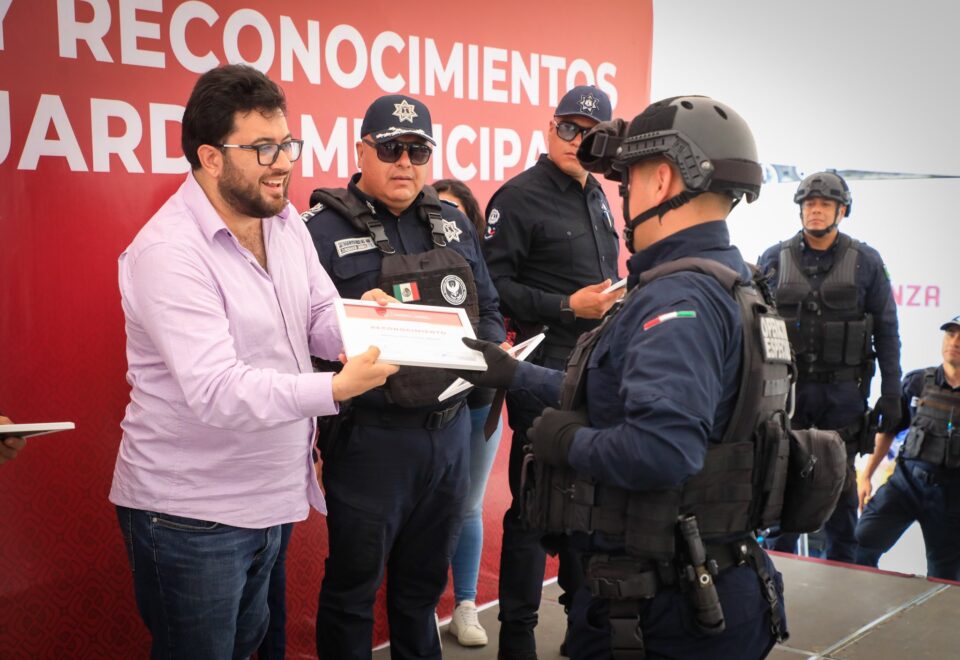 De un jalón, suben 4 mil pesos a salario de policías de Naucalpan por instrucción de Isaac Montoya