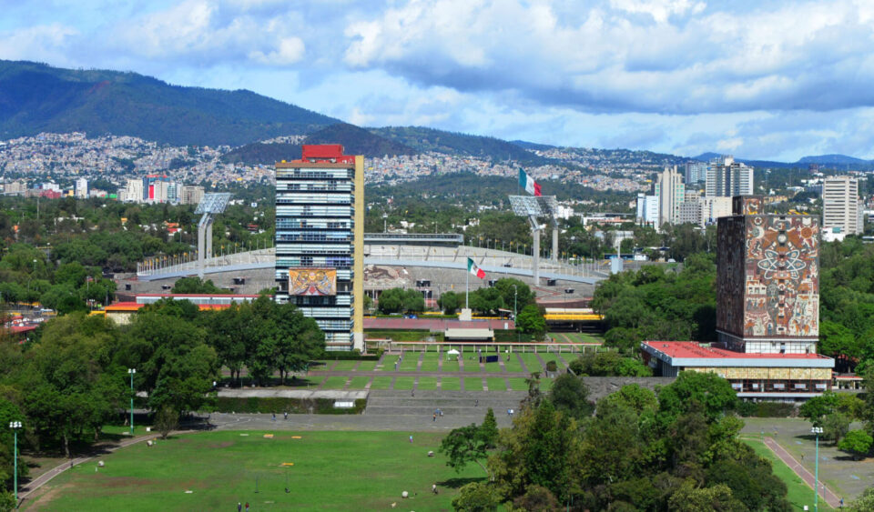 Desalojan facultades de Economía y Derecho de la UNAM por amenaza de bomba