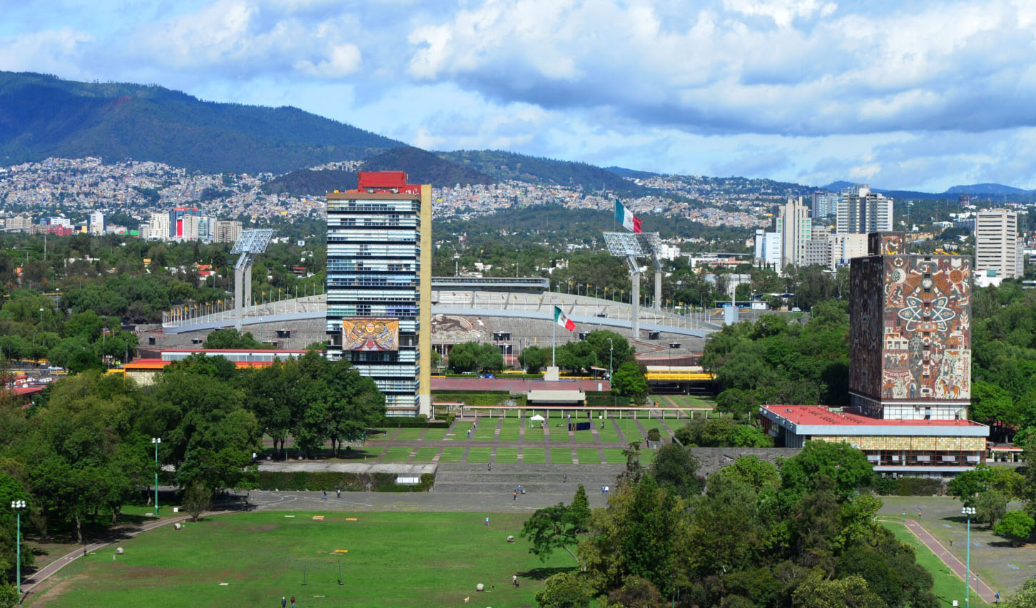 Desalojan facultades de Economía y Derecho de la UNAM por amenaza de bomba