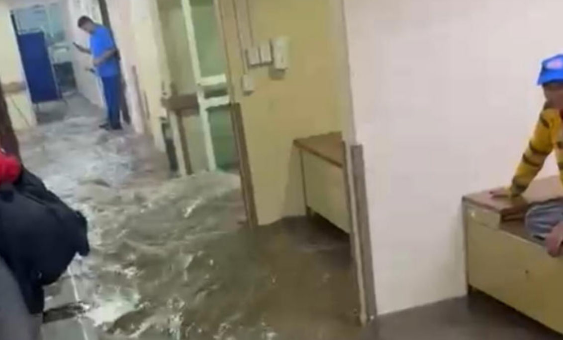 Fuertes lluvias provocan inundación en el Hospital del IMSS en Los Reyes, La Paz
