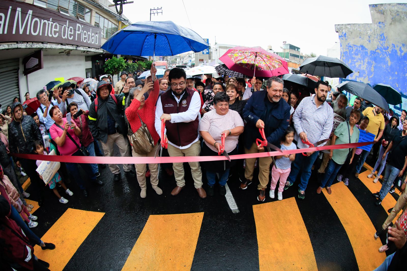 Isaac Montoya entrega rehabilitación de calle en Naucalpan Centro