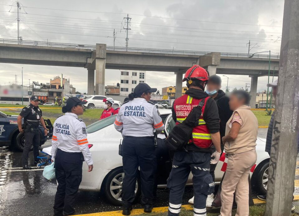 Policía de Tránsito del Edoméx auxilia a mujer que dio a luz dentro de un taxi
