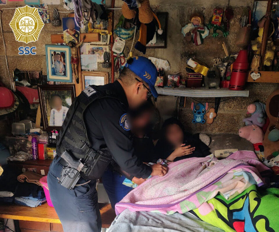 Policías de la CDMX auxilian a mujer en labor de parto en Cuajimalpa