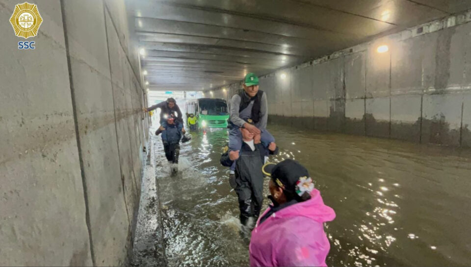 Rescatan a pasajeros de camión varado por inundación en Río Churubusco