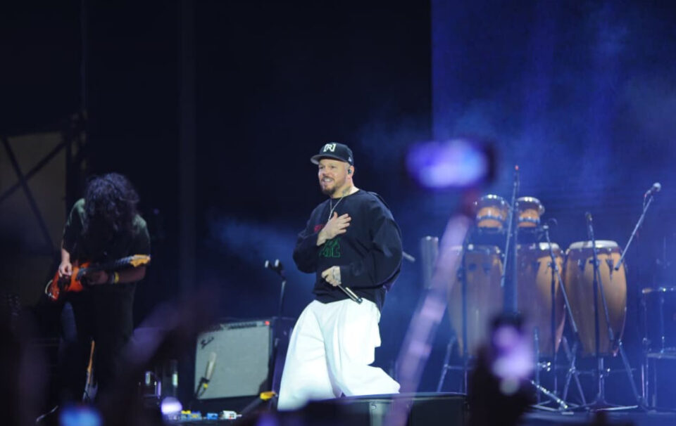 Residente hace vibrar el Zócalo de la CDMX con 180 mil asistentes