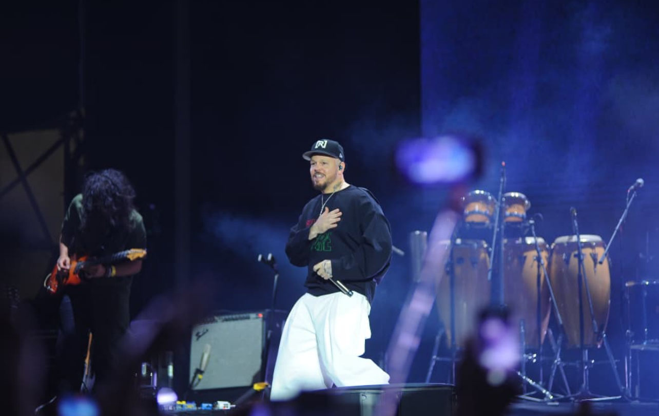 Residente hace vibrar el Zócalo de la CDMX con 180 mil asistentes