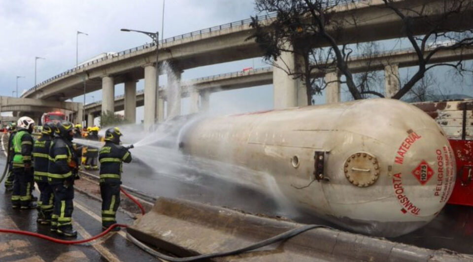 Suman 10 muertos por explosión de pipa en Iztapalapa