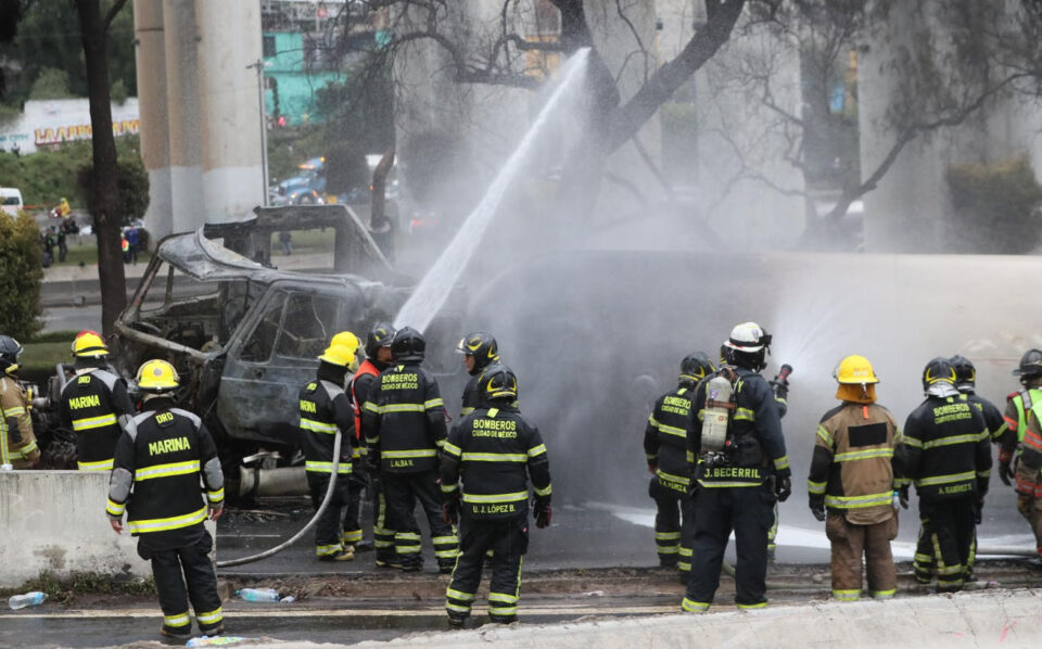 Suman 20 muertos por explosión de pipa de gas en Iztapalapa