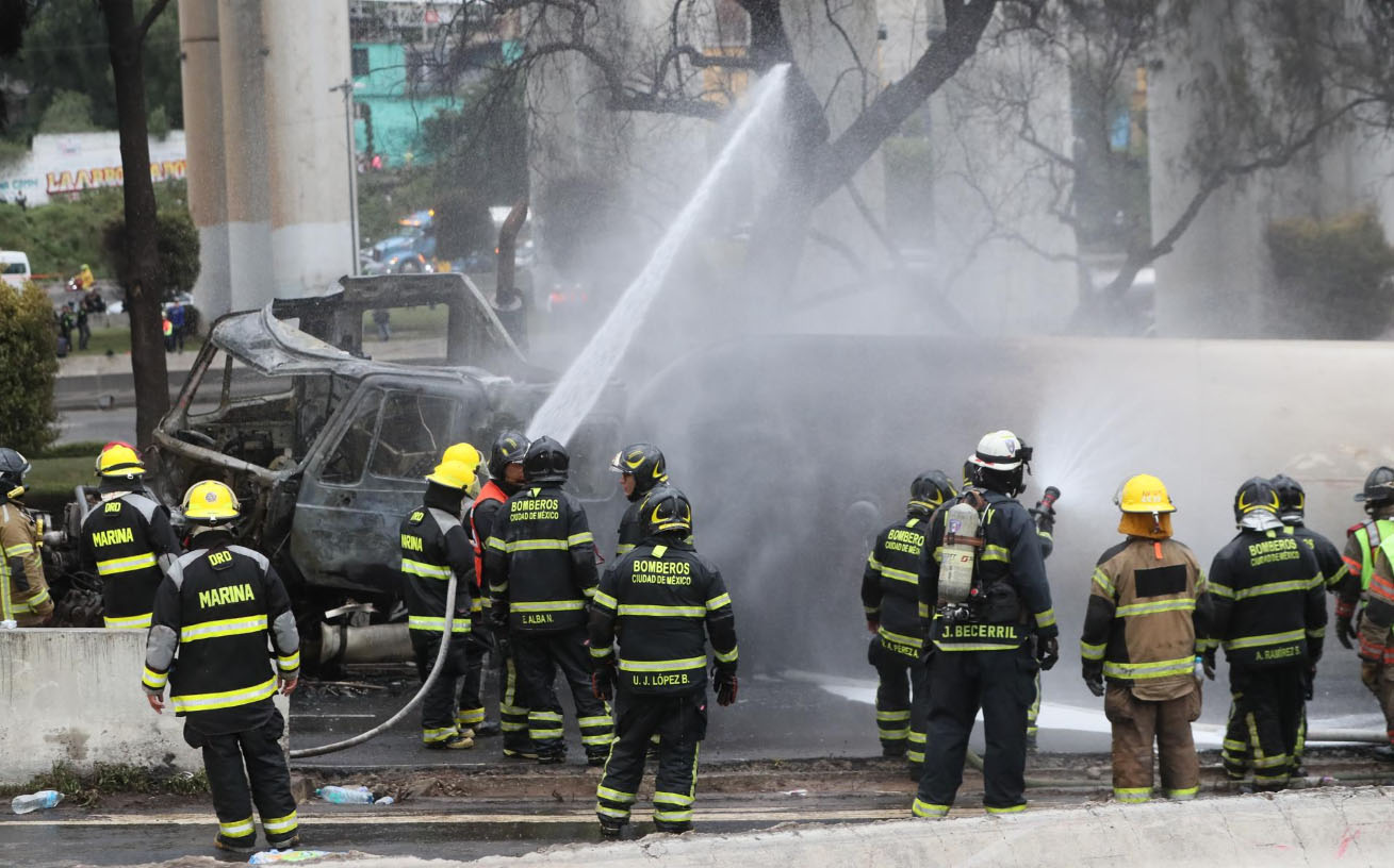 Suman 20 muertos por explosión de pipa de gas en Iztapalapa
