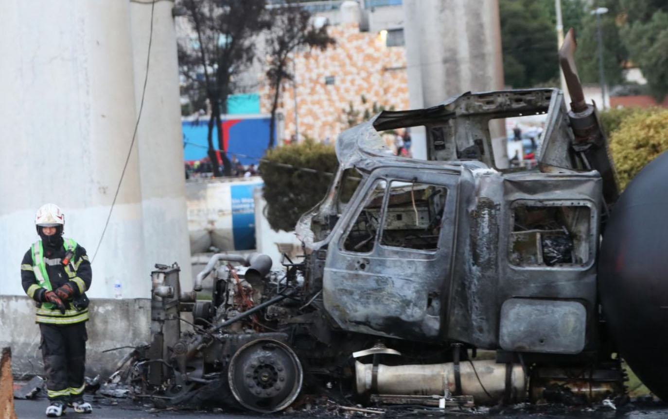 Suman 25 muertos por explosión de pipa de gas en Iztapalapa