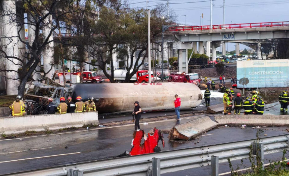 Suman 6 muertos por explosión de pipa de gas en el Puente de la Concordia