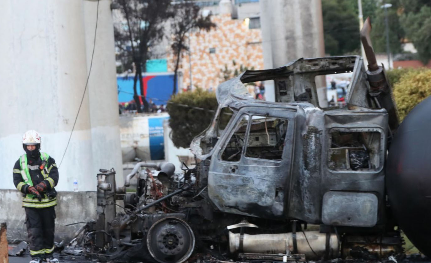 Suman 8 muertos por explosión de pipa de gas en Iztapalapa