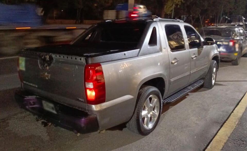 Aseguran auto relacionado con robo a transportista en Edomex