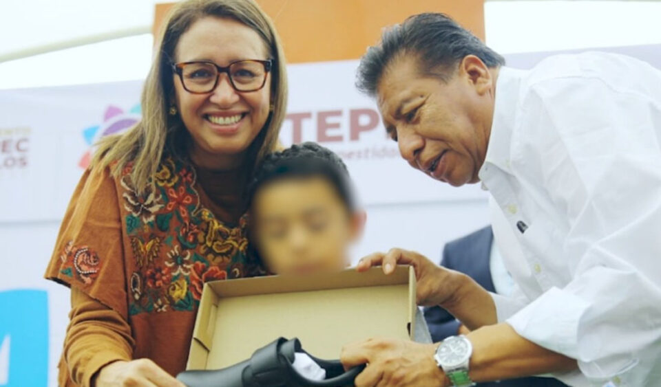 Azucena Cisneros entrega 800 pares de zapatos a estudiantes de Ecatepec