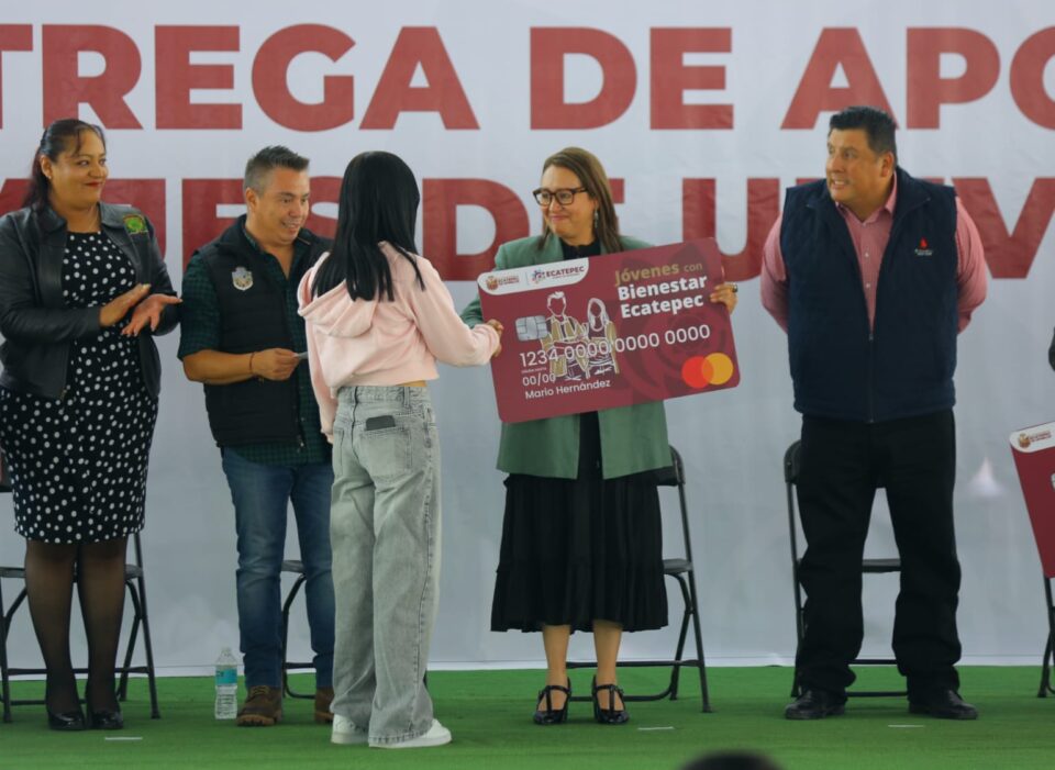 Azucena Cisneros entrega becas de transporte a universitarios