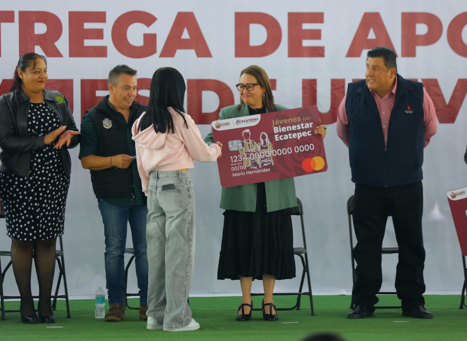 Azucena Cisneros entrega becas de transporte a universitarios