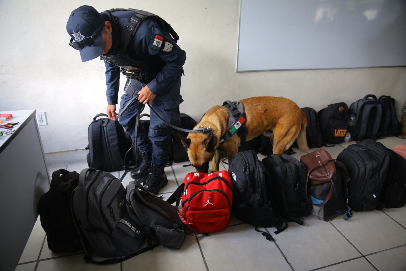 Azucena Cisneros impulsa programa “Mochila de Paz” en escuelas de Ecatepec