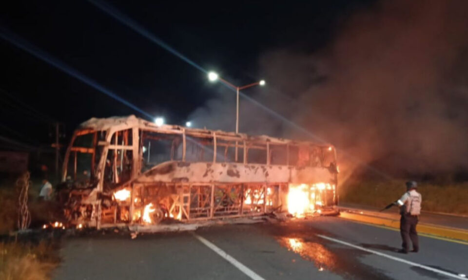 Bloqueos carreteros y quema de vehículos generan violencia en Zacatecas