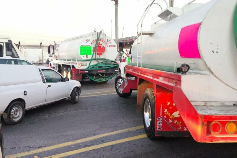 Bloqueos en CDMX y Edomex provocan caos vial; piperos exigen reapertura de pozos de agua