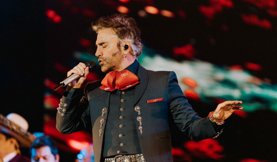 ‘De Rey a Rey’: Alejandro Fernández canta al corazón de México