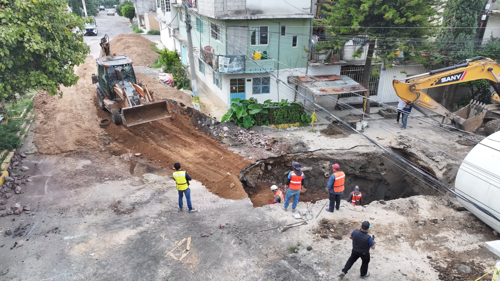 Gobierno de Ecatepec repara mega socavón y sustituye tubería del colector principal