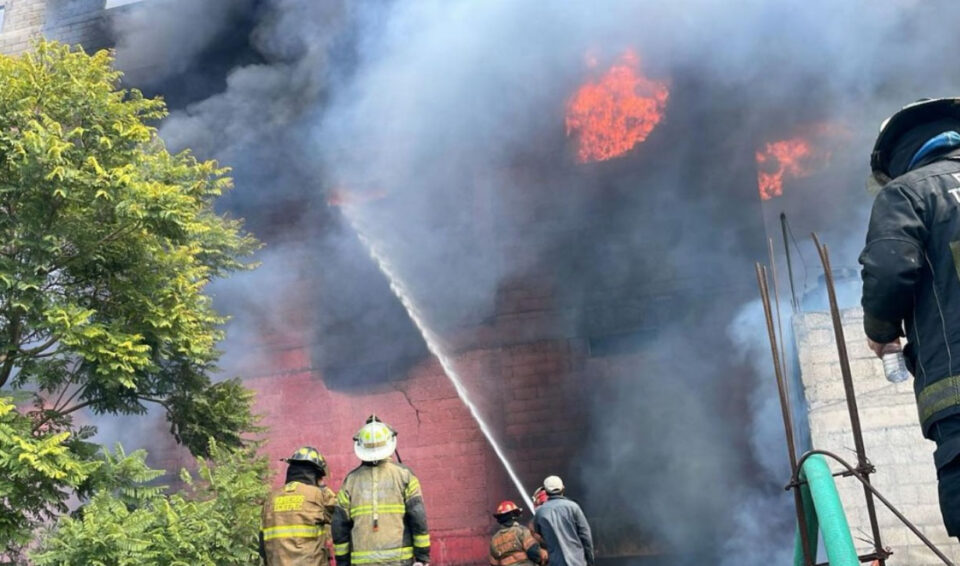 Fábrica de colchones se incendia en Hank González, Ecatepec
