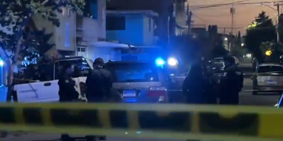 Hallan cuatro cuerpos dentro de una camioneta en Nezahualcóyotl