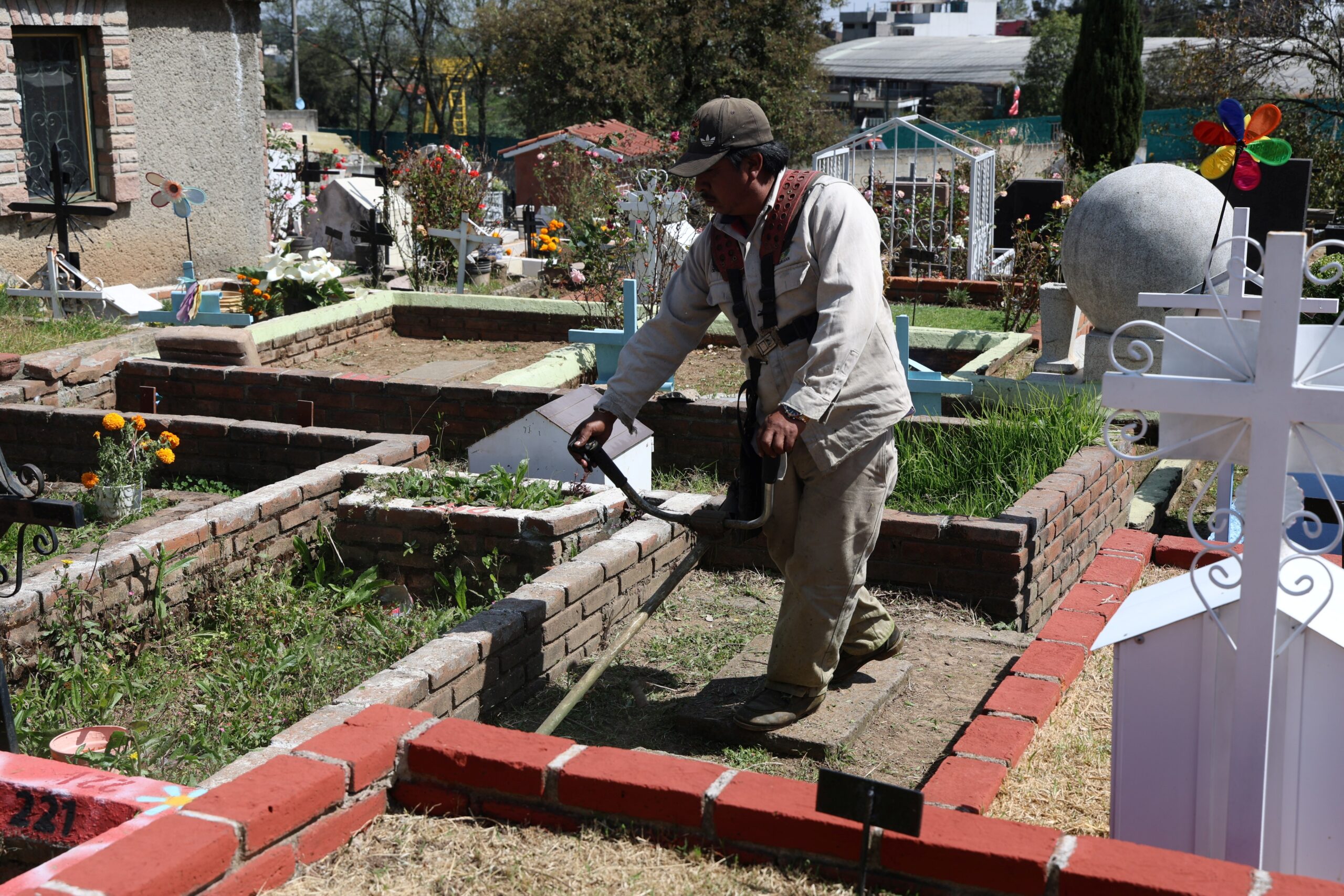 Huixquilucan alista panteones para la celebración del Día de Muertos