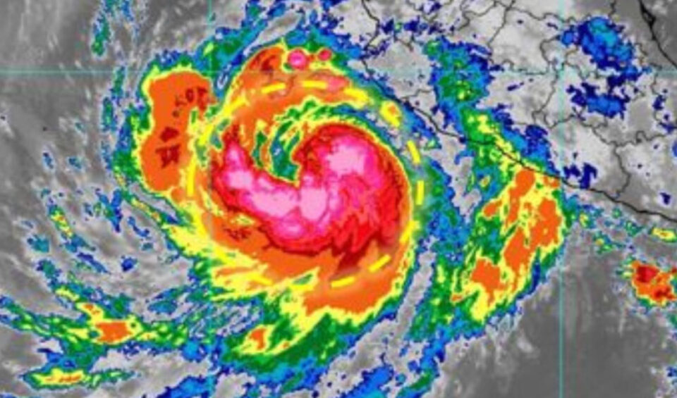Huracán “Priscilla” provoca lluvias intensas en el Pacífico mexicano