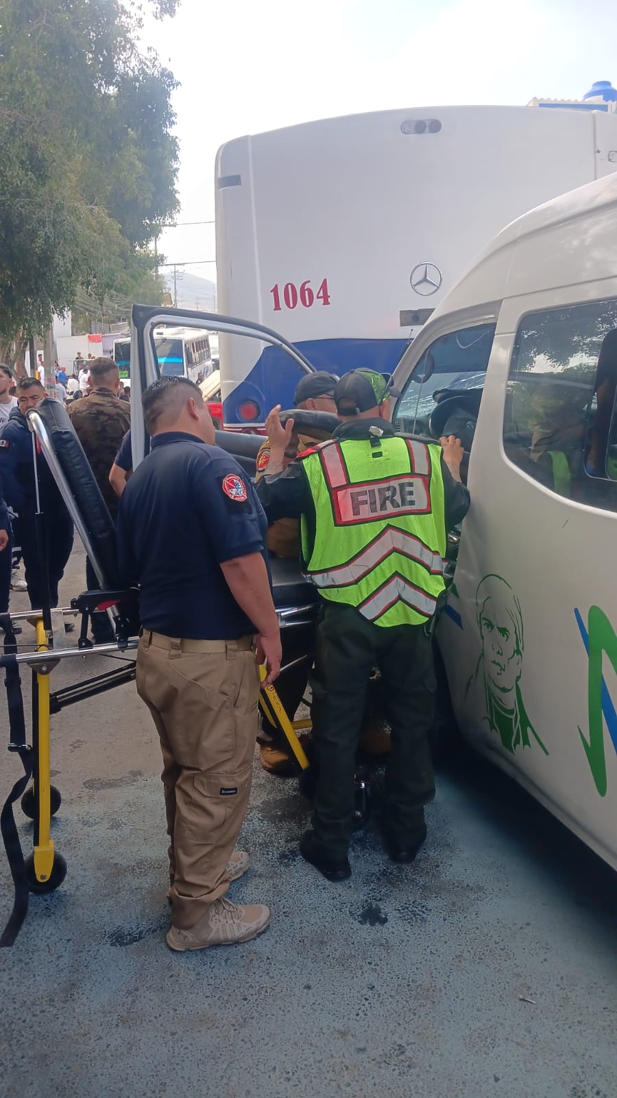Paramédicos y bomberos atienden accidente vial en Tulpetlac